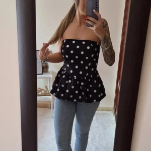 Top lunares en negro y blanco